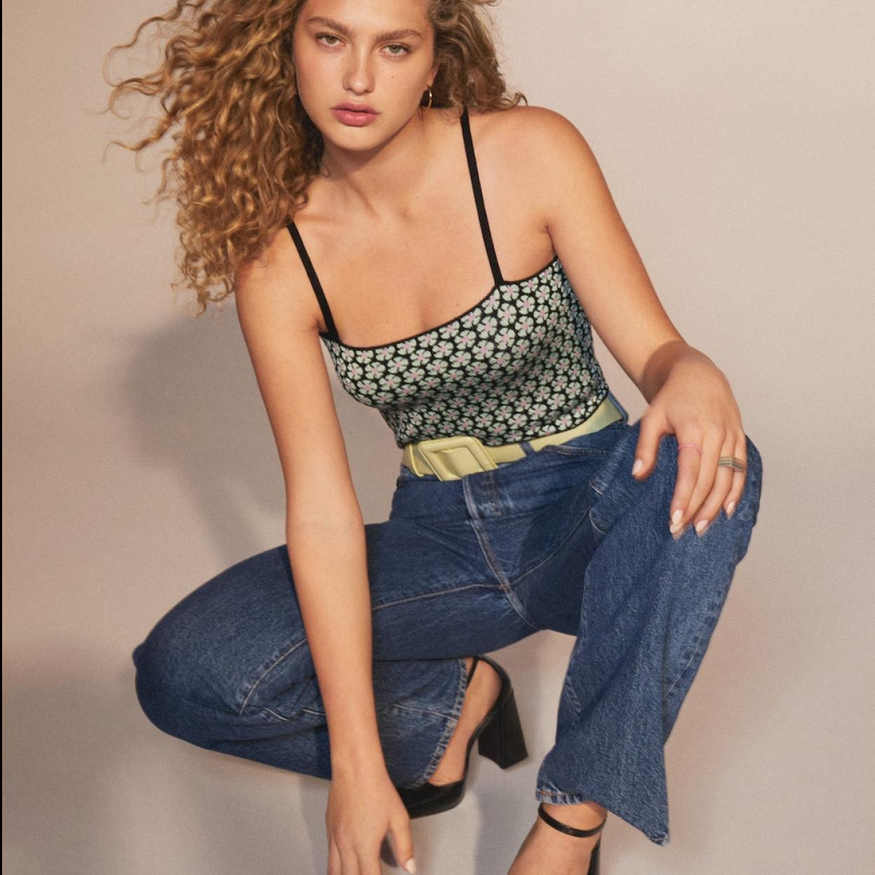 La nueva colección de Mango llega cargada de tentaciones que no puedes dejar escapar, como estos zapatos con pulsera de color negro. Pincha en la imagen para descubrir otras novedades interesantes. 