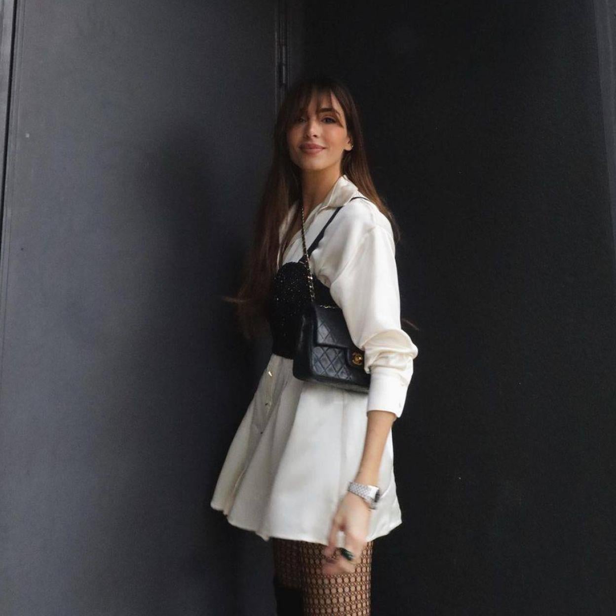 Pincha en la foto para ver las camisas, blusas y tops perfectas para tus looks con pantalones