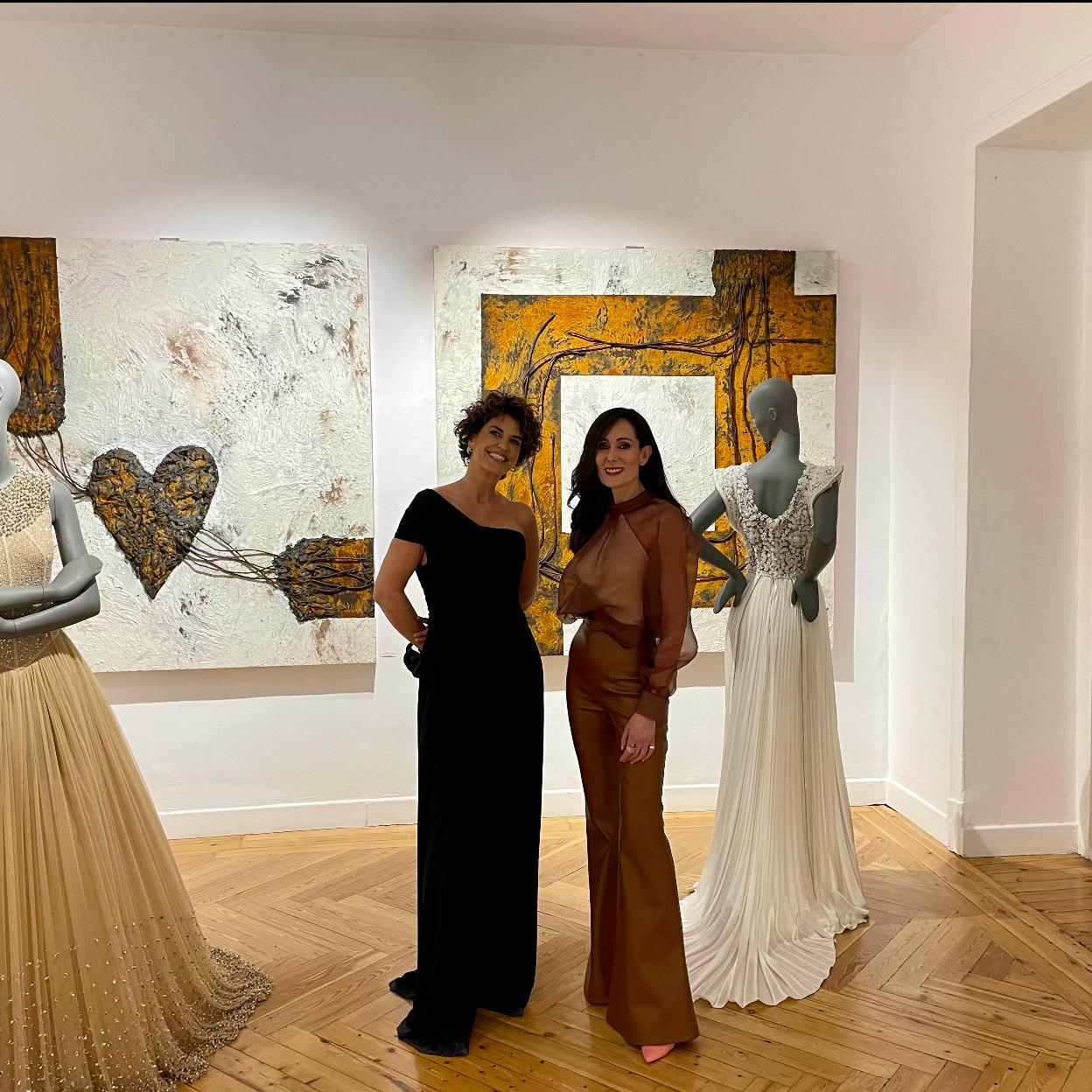 La diseñadora Isabel Zapardiez junto a la galerista María Lavenfeld posan en la exposición Touché, del espacio Mados. 