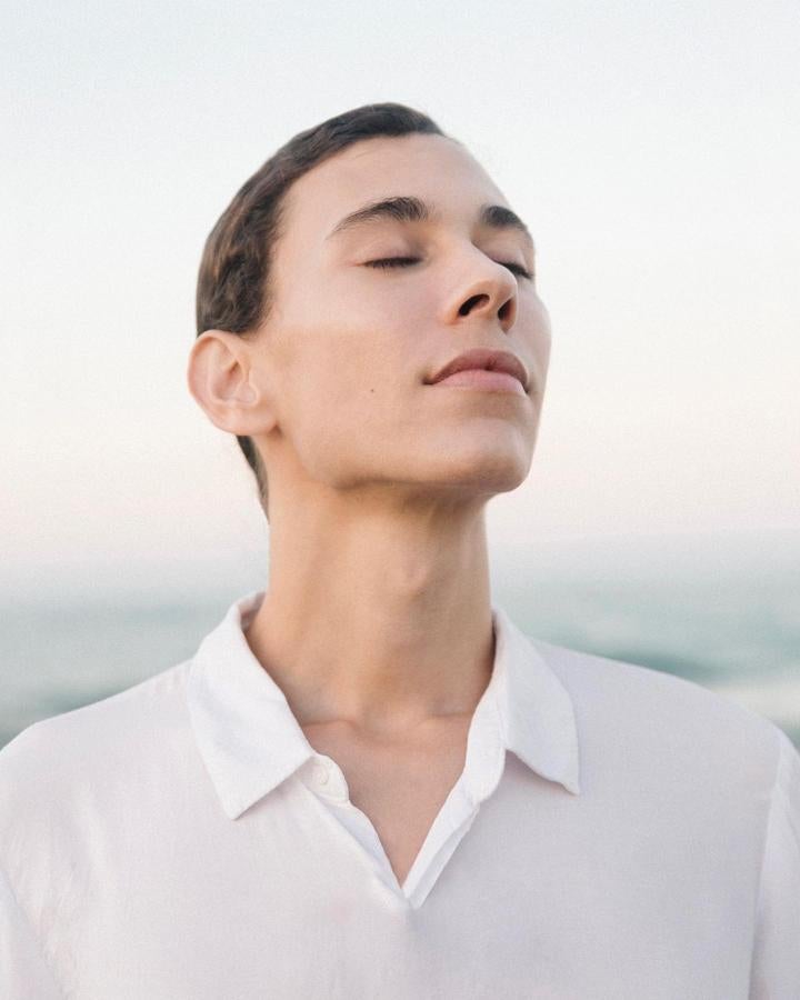 Especializado en dermofarmacia y cosmética, Álvaro es uno de los creadores a tener en el feed de TikTok si quieres aprender los secretos del cuidado de la piel y las últimas novedades del sector. Sus conocimientos sobre las afecciones de la piel lo convierten en un imprescindible de la red social. 