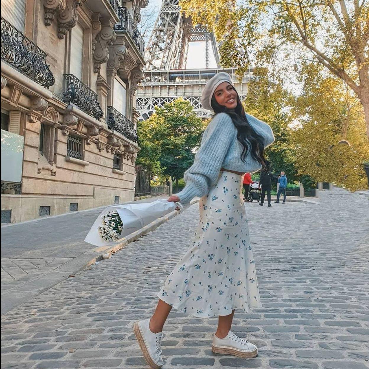 Pincha en la imagen para ver Las nuevas colecciones apuestan por las flores y el estampado geométrico para sumarse a la tendencia del look retro con vestidos cortos bonitos y favorecedores