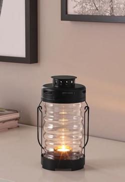 Imagen secundaria 2 - La guirnalda de luces está rebajada a 6 euros en el outlet de IKEA, la lámpara de techo de inspiración industrial, 9 euros; y el farolillo decorativo, 6 euros.