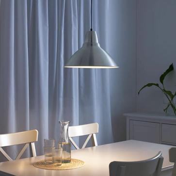 Imagen secundaria 1 - La guirnalda de luces está rebajada a 6 euros en el outlet de IKEA, la lámpara de techo de inspiración industrial, 9 euros; y el farolillo decorativo, 6 euros.