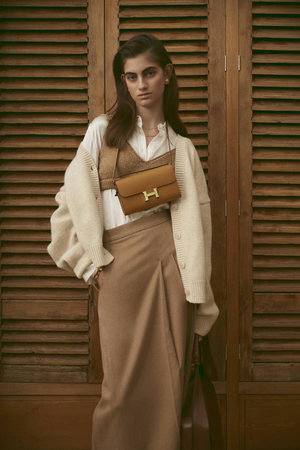 Camisa de seda, de Mirto; top de Cordera, cárdigan de Frankie Shop, falda tableada de Max Mara, bolso bicolor de Hermès, maxibolso de Tod’s, cadenas de Aristocrazy, pulsera de Aurélie Bidermann, sortija de Tous y pendientes vintage.