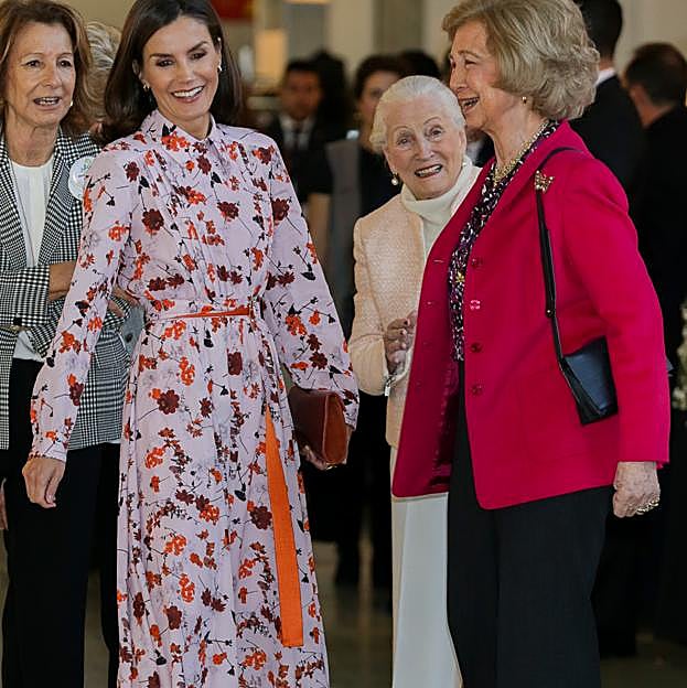 Qué significa que la reina Letizia se ponga los vestidos antiguos más impresionantes de la reina Sofía en sus apariciones oficiales