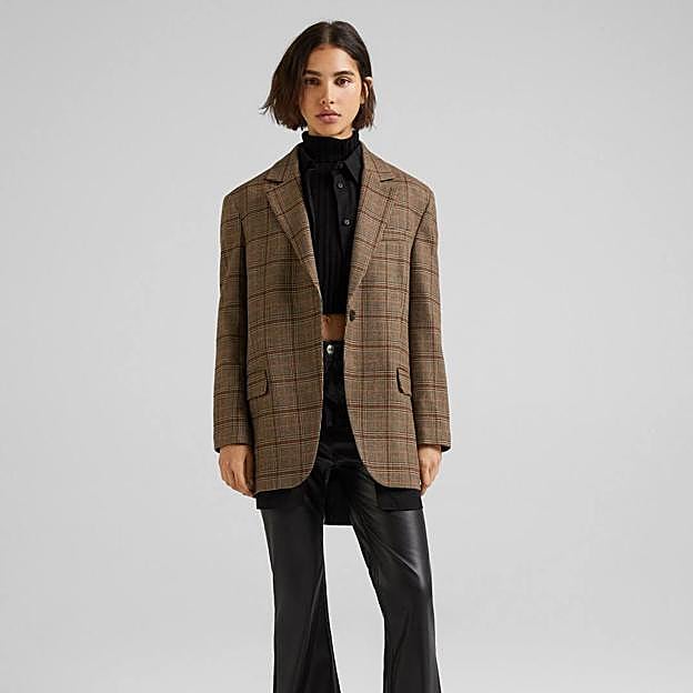 Imagen principal - Los abrigos, chaquetas y gabardinas básicos que puedes encontrar rebajados en Bershka por menos de 40 euros