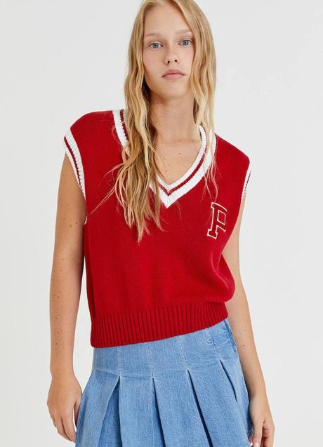 Imagen - El chaleco tipo college es de color rojo