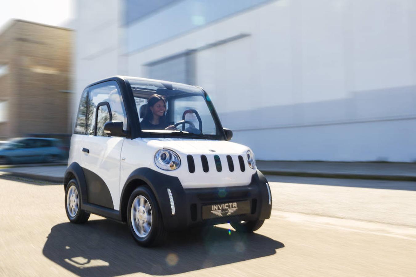 Alcanza los 140 km de autonomía, mide 2,24 metros de largo y 1,29 de ancho. Es de los pocos que puede llevar aire acondicionado y dirección asistida (opcionales) y su batería se recarga en cuatro horas. A partir de 8.995 €.