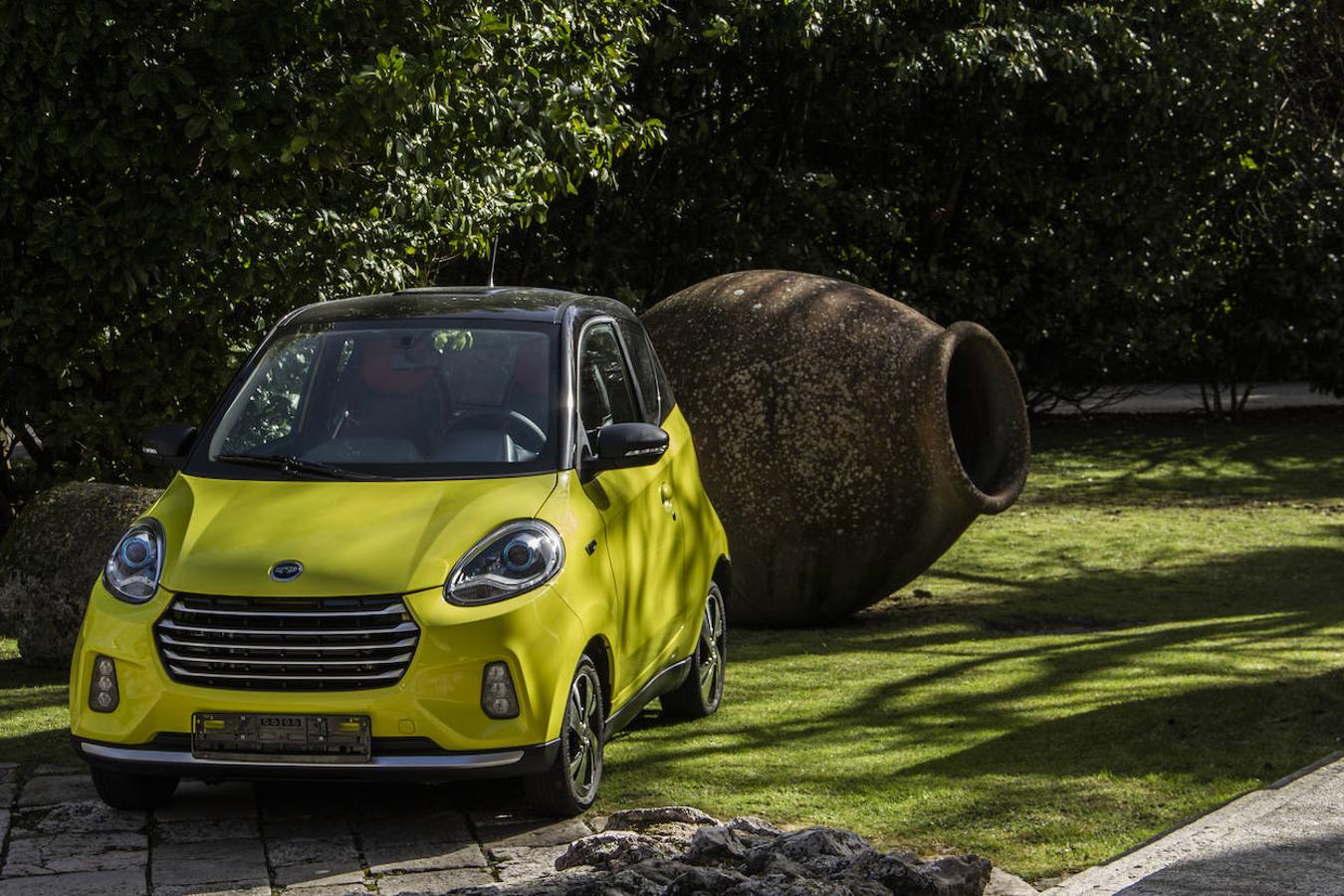 Es uno de los modelos más grandes del grupo con 2,81 metros de largo, aunque sigue siendo un biplaza. Existen dos versiones, con 150 y 250 kilómetros de autonomía y lleva aire acondicionado y ABS. Desde 13.995 €.