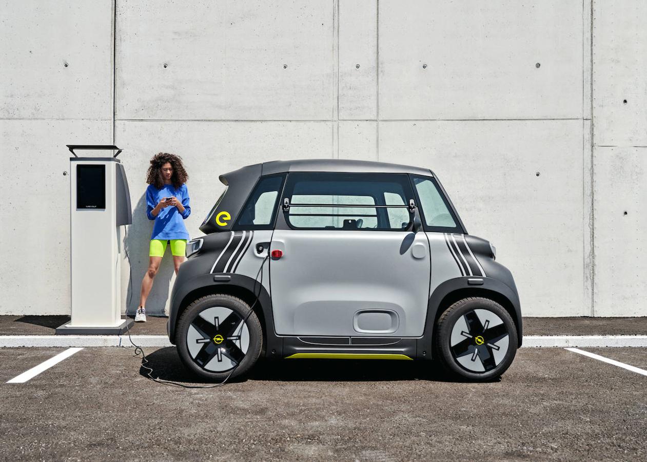 Mide 2,41 metros de largo y 1,39 de ancho, tiene un gran techo de cristal y sistema de calefacción. Su autonomía es de unos 75 kilómetros y cargar por completo sus baterías desde cero lleva 3,5 horas en un enchufe doméstico. Desde 7.200 €.