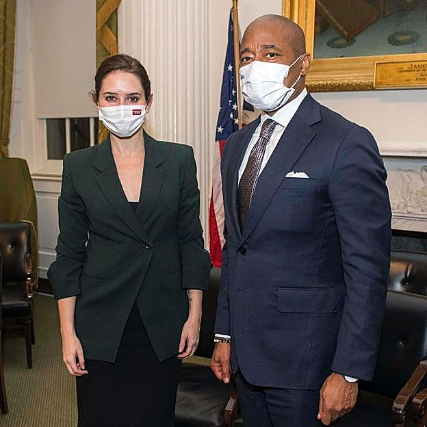 Imagen principal - Por qué Isabel Díaz Ayuso no se quita este traje de chaqueta de Zara súper rebajado (y que le sienta de maravilla)