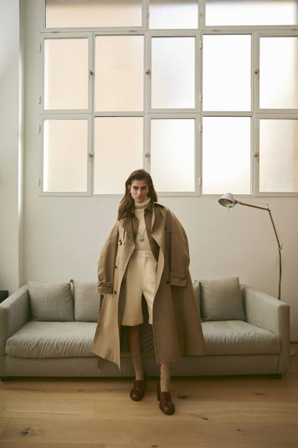 Jersey de Hoss Intropia, camisa de Frankie Shop, gabardina y bermudas de Dior, calcetines de Calzedonia, mocasines de Tod’s, cadena corta de Deassín y colgante largo turquesa, de Aurélie Bidermann.