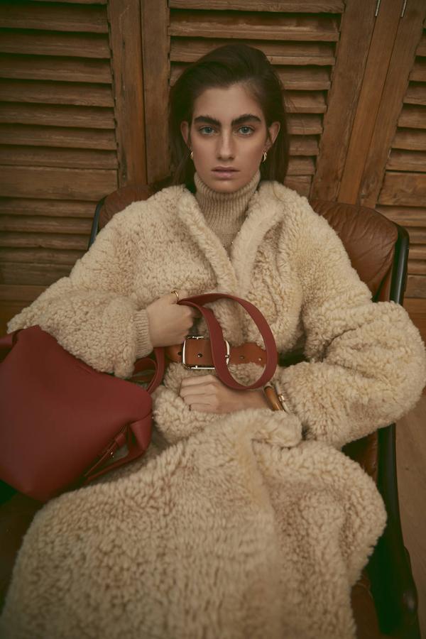 Jersey de Masscob para La Folie Santander, abrigo y cinturón de Chloé; bolso de Acne Studios, pulseras lacadas de Hermès, collar de oro, de Suarez; anillo de Rabat, y pendientes de Aristocrazy.