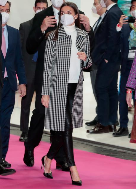 Imagen - La reina Letizia ha agotado en las rebajas este abrigo tipo gabardina de cuadros de la marca española Mirto.