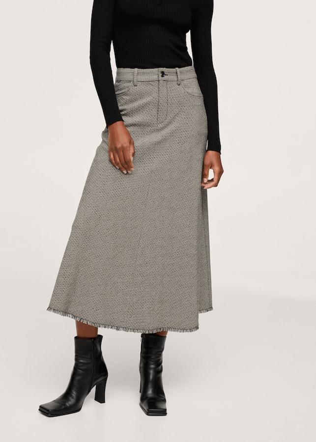 Con estampado de cuadros midi, de diseño recto con vuelo y bajo deshilachado, esta falda midi de Mango costaba 39,99 euros y ahora podemos encontrarla por 27,99 euros en las tallas XXS, XS y S. 