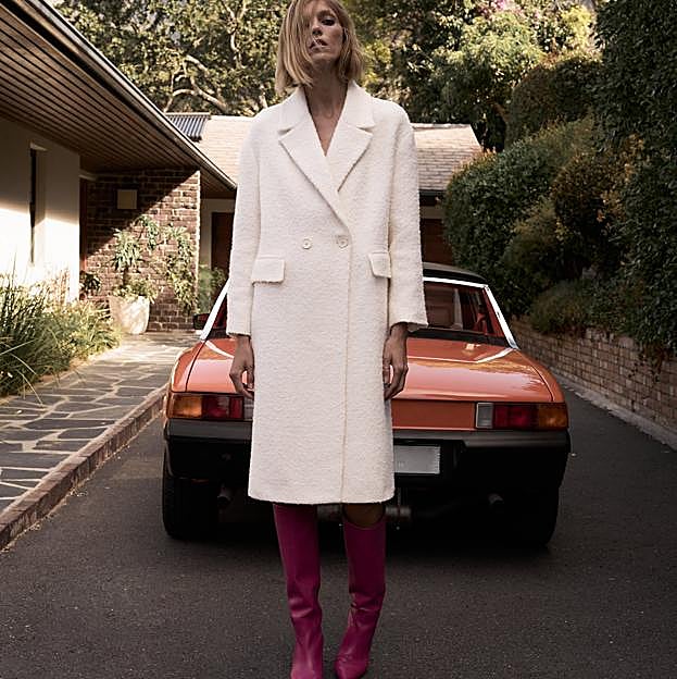 Imagen principal - Abrigo largo cruzado en color crudo de la nueva coleccion de primavera de Zara (99,99 euros) 