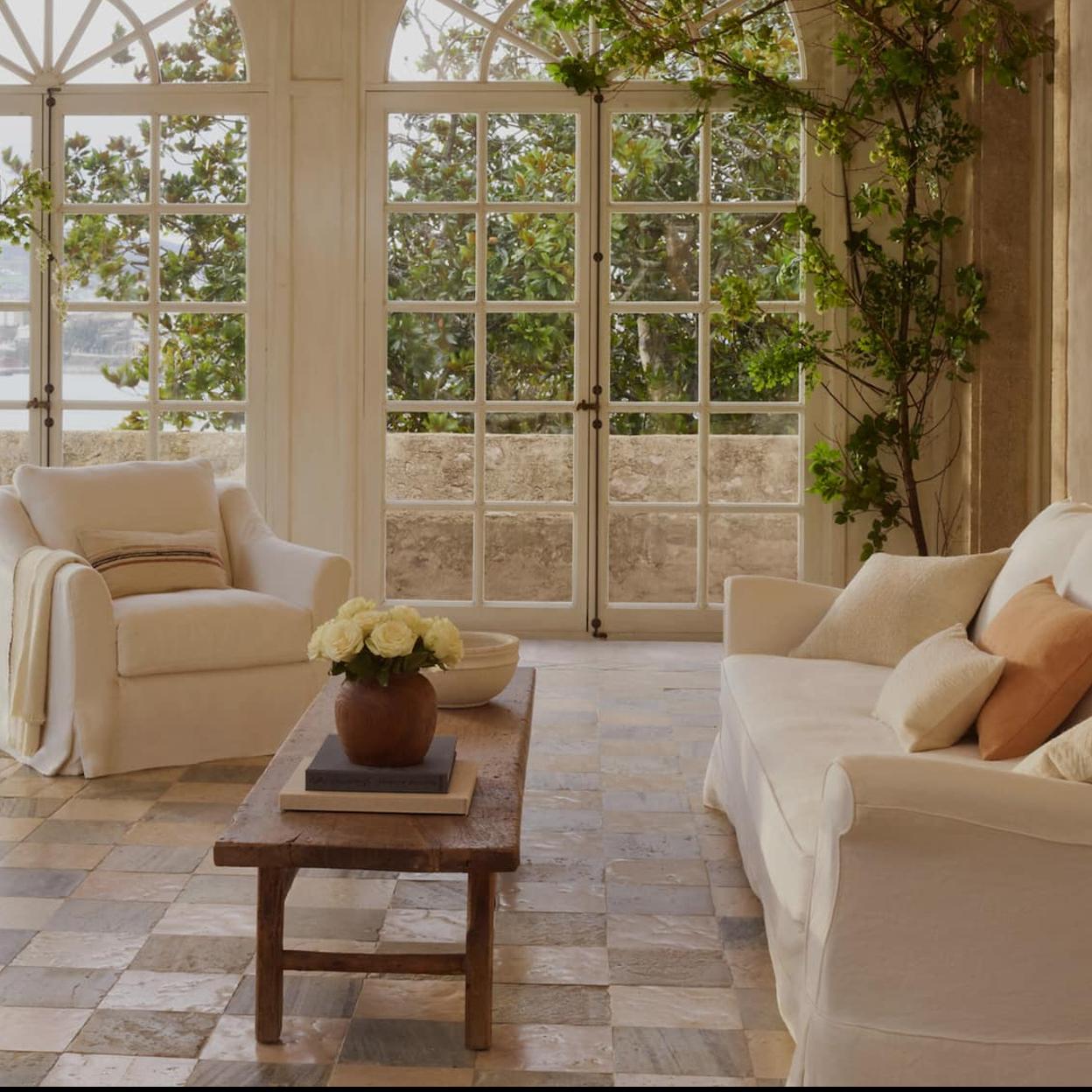 La manta de espiga suave cuesta 29.95 euros en Zara Home, las fundas de cojín cuestan entre 6.99 y 45.95 euros; la mesa auxiliar de madera y metal cuesta 179 euros y los adornos en madera de teka, 59.99 euros. Pincha en la foto para ver los muebles con truco con los que conseguirás que tu salón parezca más grande