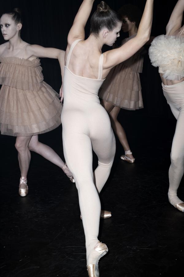 El mono de tirantes es una de las prendas más características que podrás usar para hacer deporte, pero también en un look cómodo y casual combinado con otras piezas de tu armario como una blazer o una falda.