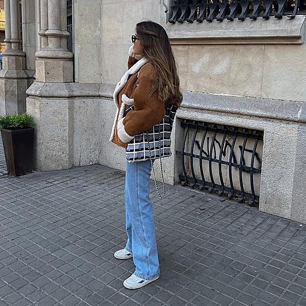 Imagen principal - Las zapatillas blancas españolas que arrasan entre las influencers y que llevan las famosas y modelos internacionales (y pegan con todo)