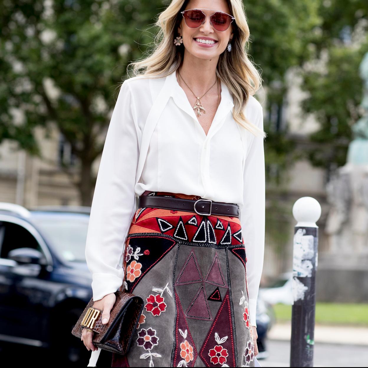 Olvídate de las rebajas con las blusas blancas que van a hacer de un look con vaqueros tu estilismo favorito