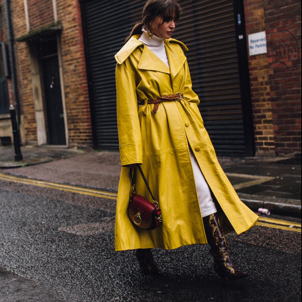 Con blazer o con gabardina, los looks en efecto piel de Zara que parecen de lujo y vas a ponerte en cualquier momento del día