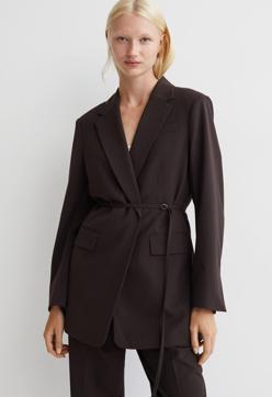 Imagen secundaria 2 - Copiamos la chaqueta con cinturón de la Reina Letizia que hace tipazo en Massimo Dutti, Mango y H&M.