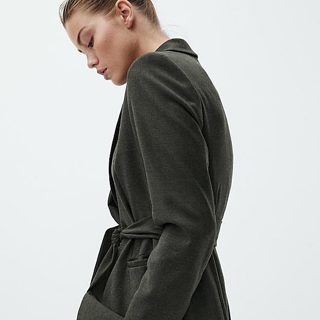 Imagen principal - Copiamos la chaqueta con cinturón de la Reina Letizia que hace tipazo en Massimo Dutti, Mango y H&M.