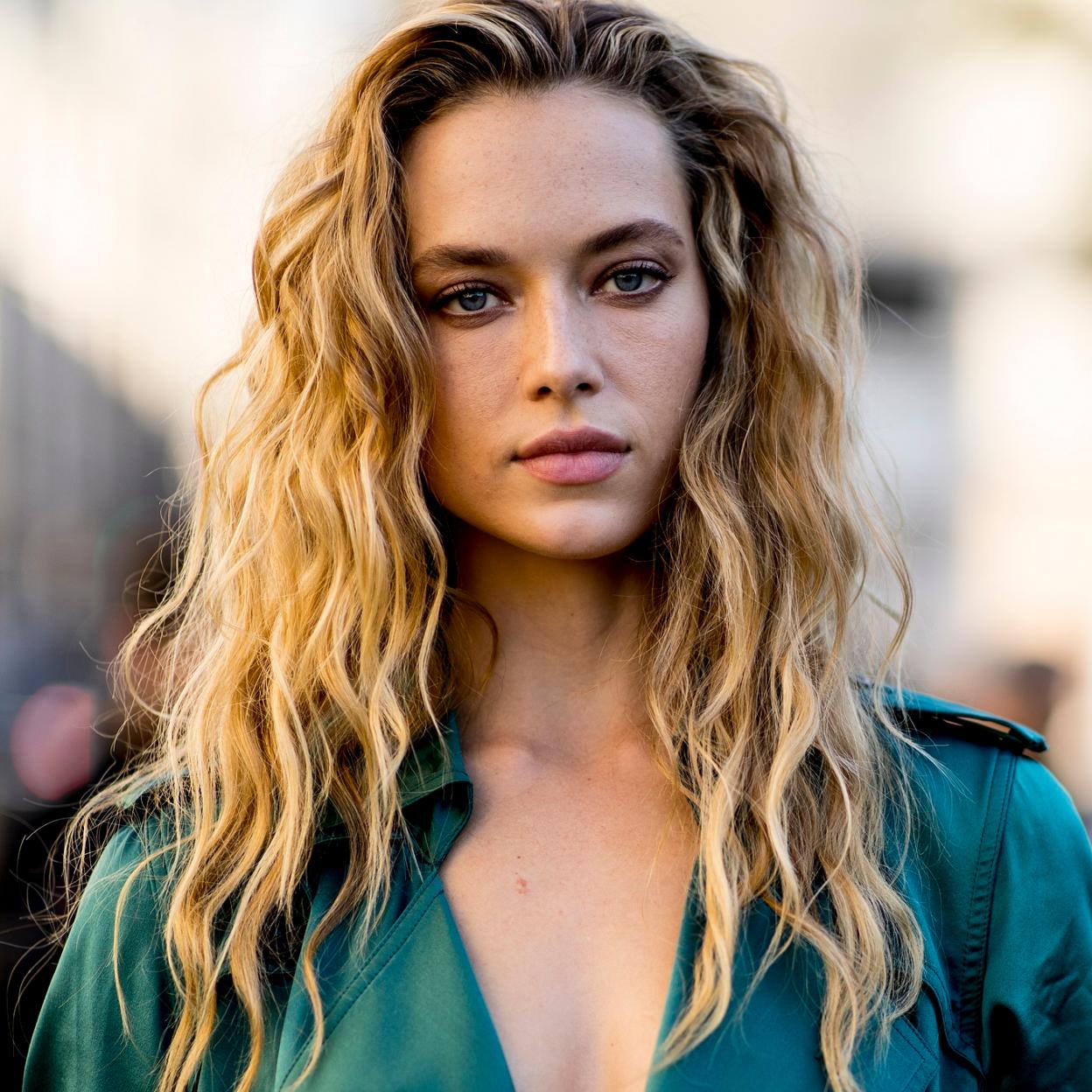 Ácido tranéxamico, vitamina C y niacinamida: la combinación de activos perfecta para una piel lisa, luminosa y rejuvenecida a partir de los 40.