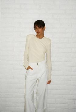 Imagen secundaria 2 - Americanas, trajes, vaqueros, camisas y vestidos en tonos neutros: los básicos tendencia de Zara con los que conseguir el elegante y chic estilo sin esfuerzo de las influencers