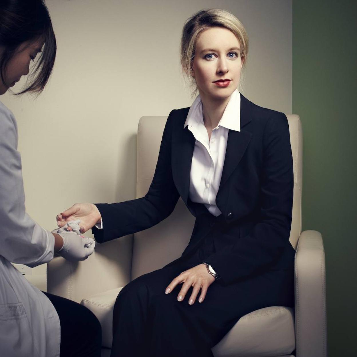 Elizabeth Holmes ha sido condenada por cuatro casos de fraude de los 11 que se le imputaban, Holmes podría cumplir hasta 20 años de prisión.