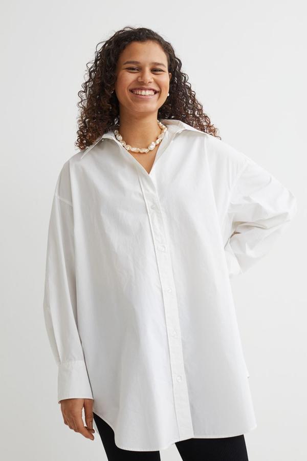 Disponible en verde, azul celeste o blanco, esta camisa oversize de H&M con cuello clásico, botonadura frontal y canesú de doble capa con pliegues en la espalda es de diseño de hombros caídos y viene con bajo redondeado. Por un precio de 19,99 euros, en los tres modelos está disponible entre las tallas XS y XXL. 