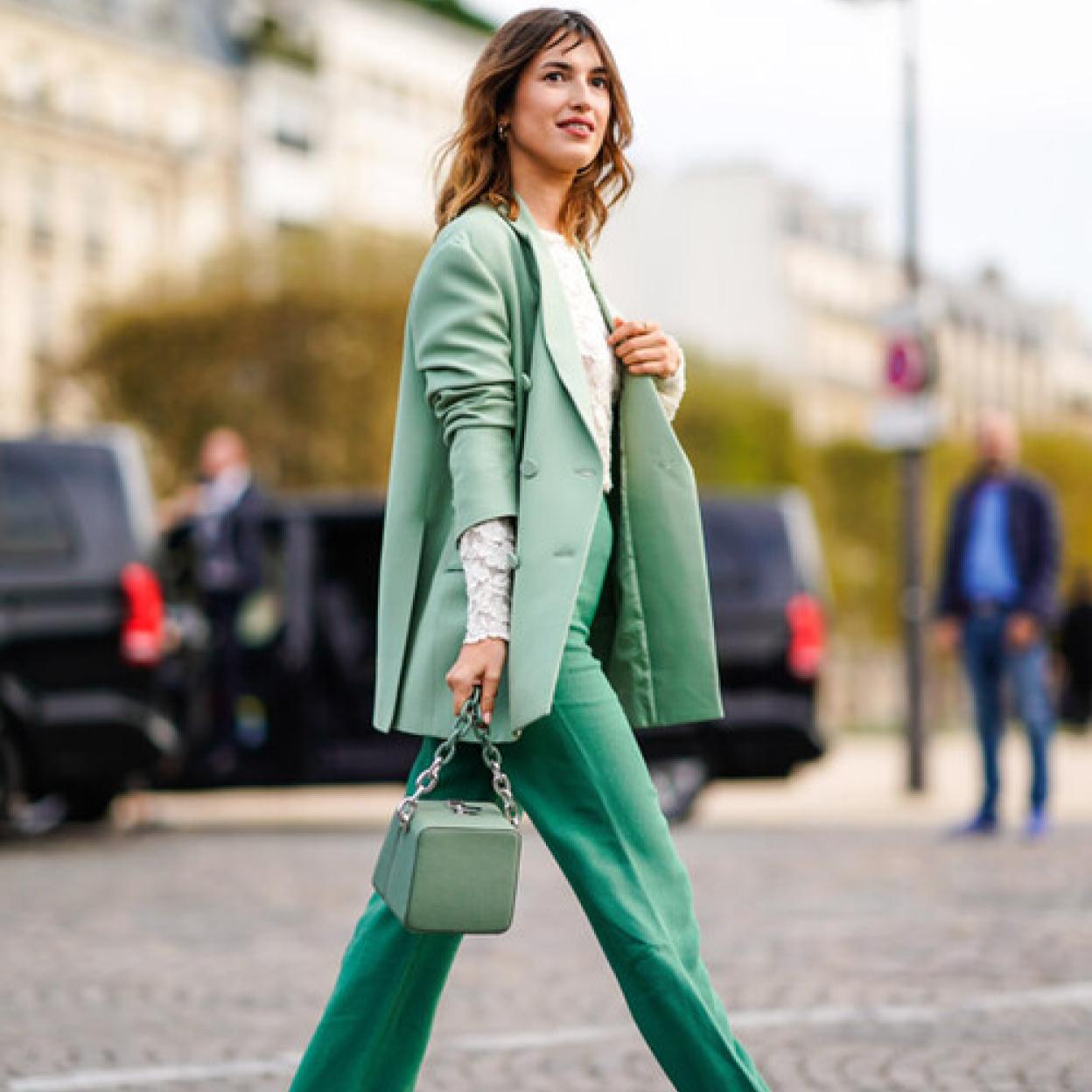 Los pantalones de tiro alto y corte recto son la prenda comodín para los looks más formales. Descubre otras prendas de la nueva colección de Zara que nopuedes perderte. 