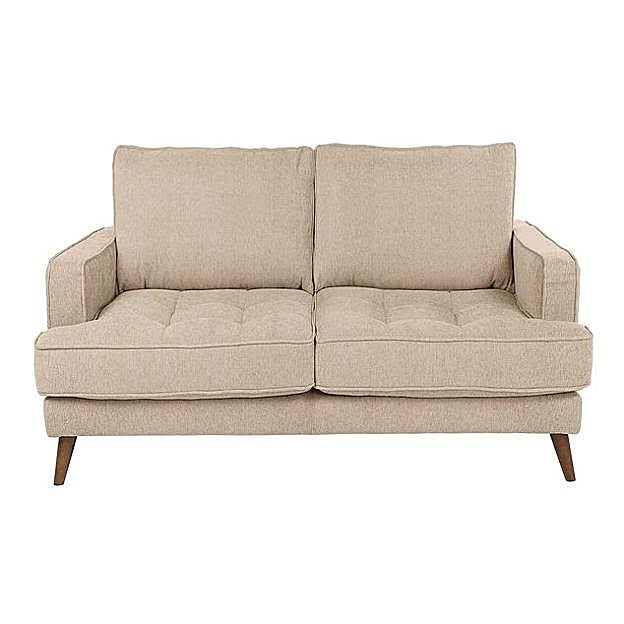 Imagen principal - Para copiar la decoración del salón (foto principal) hemos encontrado en las rebajas este sofá de tejido rústico (789 euros), los pufs a juego (229 euros) y la mesa de centro de cristal y acero (69 euros).