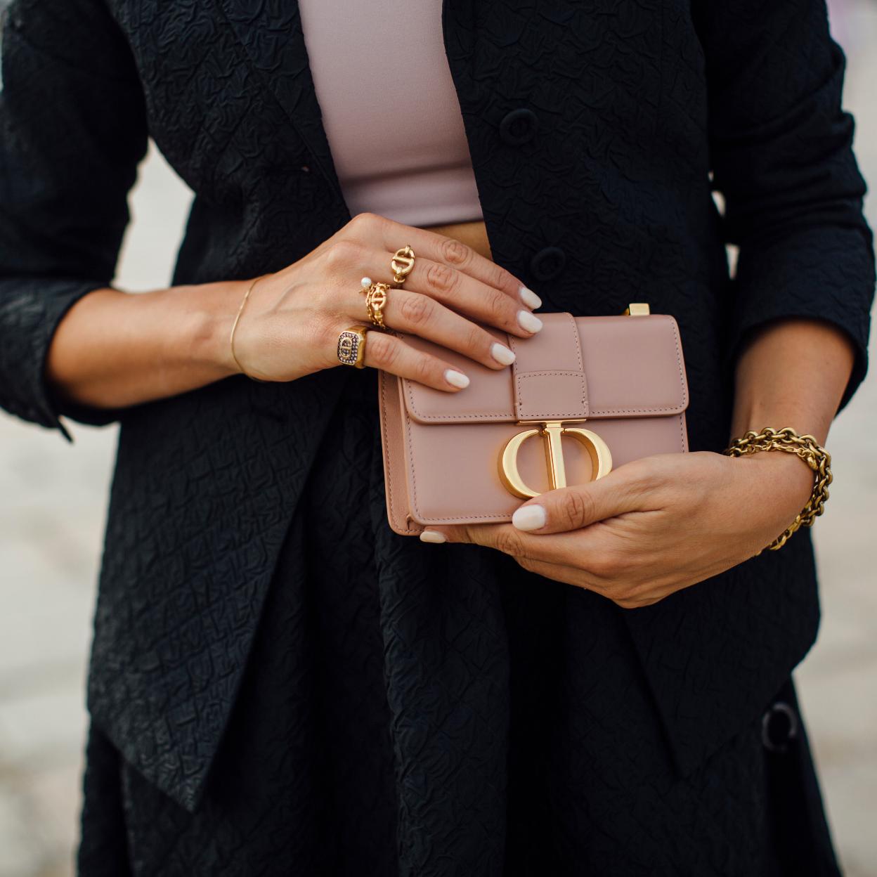 Pincha en la imagen para ver pintauñas de colores preciosos que son básicos para tener un salón de manicura en casa.