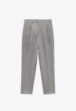 Imagen secundaria 2 - 1. Pantalón de tiro alto y corte recto de la nueva colección de primavera de Zara (25,99 euros). Disponible en 9 colores que van desde los clásicos beige o gris a los tonos más atrevidos como el ciruela. 