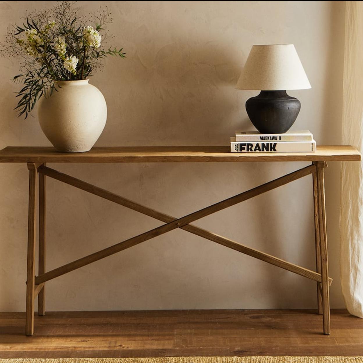 Esta consola en madera reciclada de Zara Home cuesta 299 euros. Pincha en la foto para saber cómo reciclar las estanterías más vistas de IKEA y convertirlas en muebles de lujo.