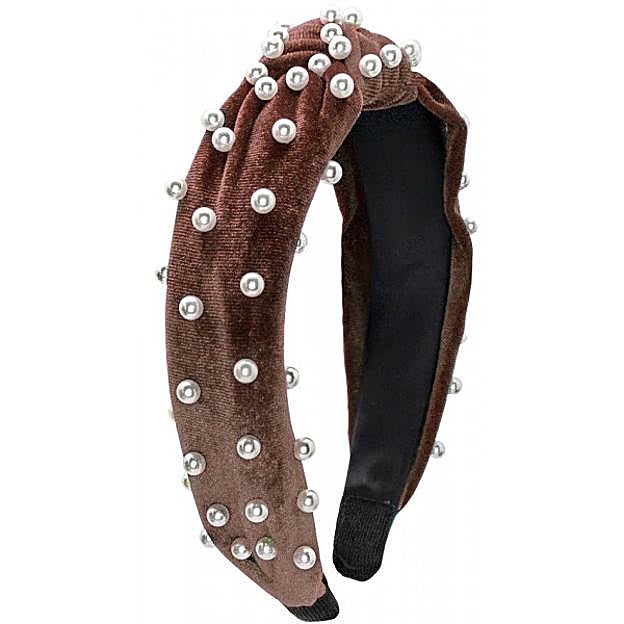 Imagen principal - Amaia Salamanca se quita años de encima gracias un peinado rejuvencedor con un truco fácil y baratísimo