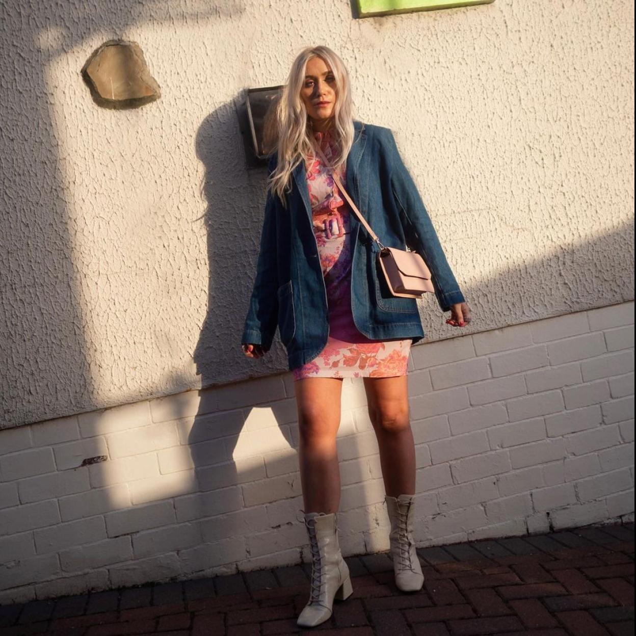 La blazer vaquera de Massimo Dutti es ideal para rejuvenecer y darle un toque casual a tus looks más elegantes