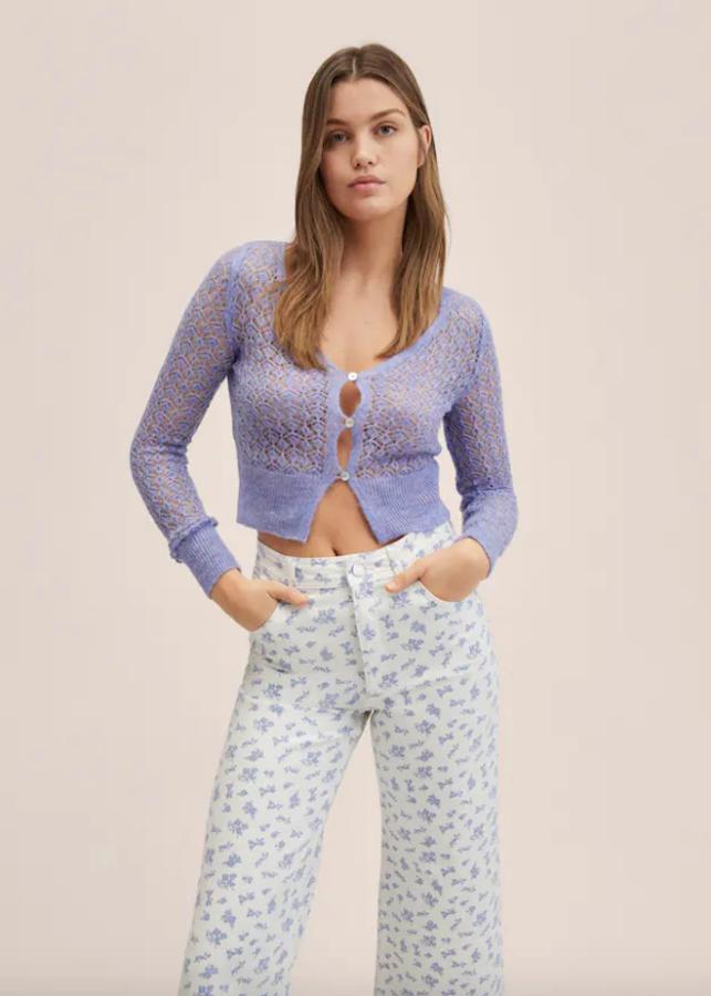 En un precioso color lila, este cardigan de punto calado y diseño crop de Mango viene con escote de pico y terminaciones de canalé. Es de diseño semitransparente y podemos comprarlo por 29,99 euros. 
