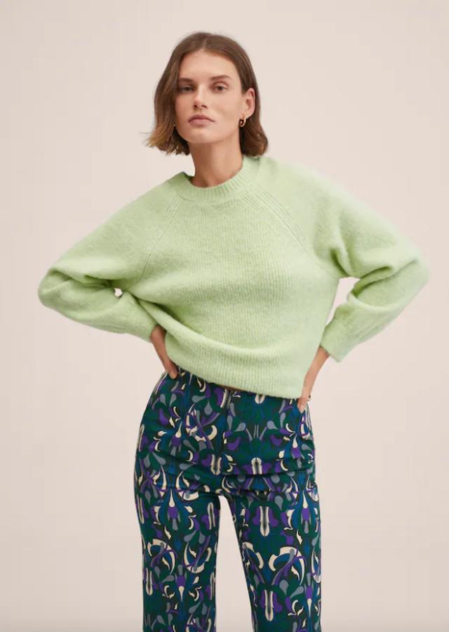 En verde manzana, con terminaciones en canalé y diseño recto largo, este jersey con cuello redondo de Mango que solo se vende en su web tiene un precio de 29,99 euros. 