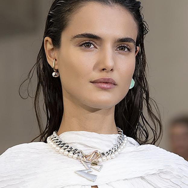 Este tratamiento intensivo con ampollas reafirma el óvalo facial, elimina la papada y alisa las arrugas del cuello y el escote en 1 semana