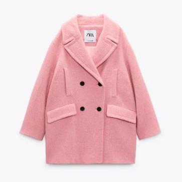 Imagen secundaria 1 - El look rosa de Zara que rejuvenece a los 50: pantalones cómodos estampados, jersey y zapatillas que confirman que es el color de la temporada