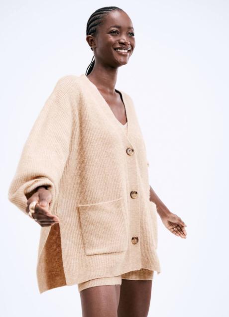 Imagen - El cárdigan tiene las mangas amplias y los hombros caídos