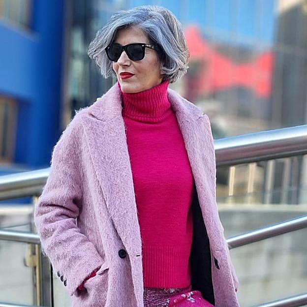 El look rosa de Zara que rejuvenece a los 50: pantalones cómodos estampados, jersey y zapatillas que confirman que es el color de la temporada