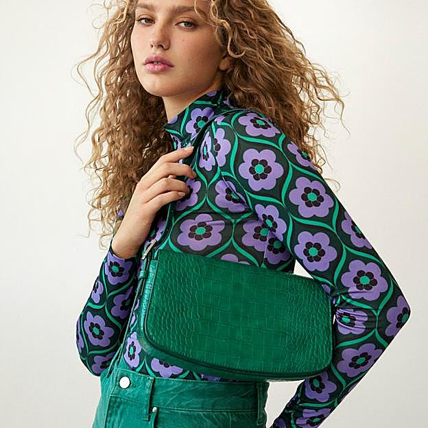 Imagen principal - 1. Bolso de asa corta con piel grabada de color verde de Mango (19,99 euros). 2. Bolso estilo baguette con acabado metalizado de Mango (29,99 euros). 3. Bolso con cadena dorada y piel efecto cocodrilo de Sfera (16,99 euros). 