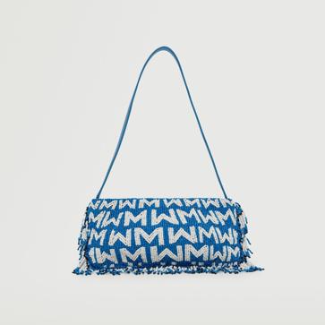 Imagen secundaria 1 - 1. Mini bolso con logos de colores de Mango (29,99 euros). 2. Bolso con cuentas de colores en azul y blanco de Mango (39,99 euros). 3. Bolso estilo shopping bag en color rosa empolvado de Stradivarius (3,99 euros). 
