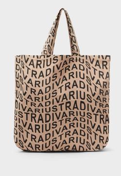 Imagen secundaria 2 - 1. Mini bolso con logos de colores de Mango (29,99 euros). 2. Bolso con cuentas de colores en azul y blanco de Mango (39,99 euros). 3. Bolso estilo shopping bag en color rosa empolvado de Stradivarius (3,99 euros). 