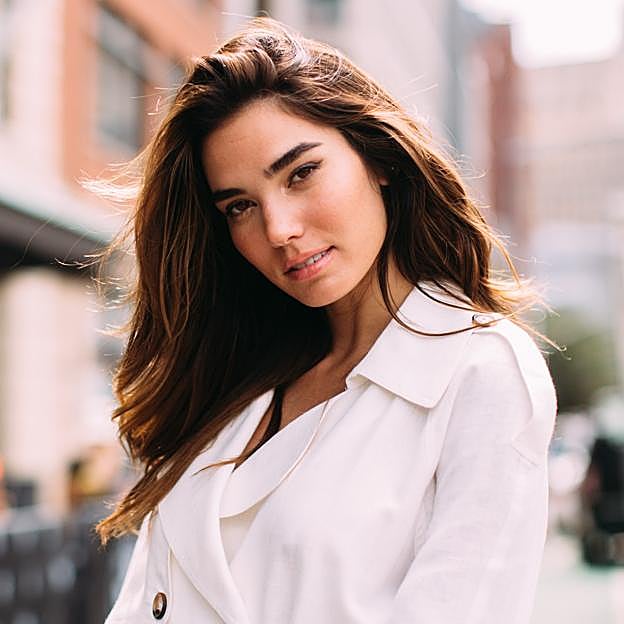 Morena con ojos marrones, este es el color de pelo tendencia que tienes que pedir en la peluquería para potenciar e iluminar tu melena oscura