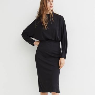 Imagen secundaria 1 - Efecto piel, palabra de honor o plisados: renueva el clásico vestido negro con estos modelos elegantes y en tendencia, para todos los gustos que acaban de llegar a tienda