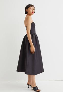 Imagen secundaria 2 - Efecto piel, palabra de honor o plisados: renueva el clásico vestido negro con estos modelos elegantes y en tendencia, para todos los gustos que acaban de llegar a tienda